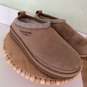 Koolaburra Kids Tan Slippers